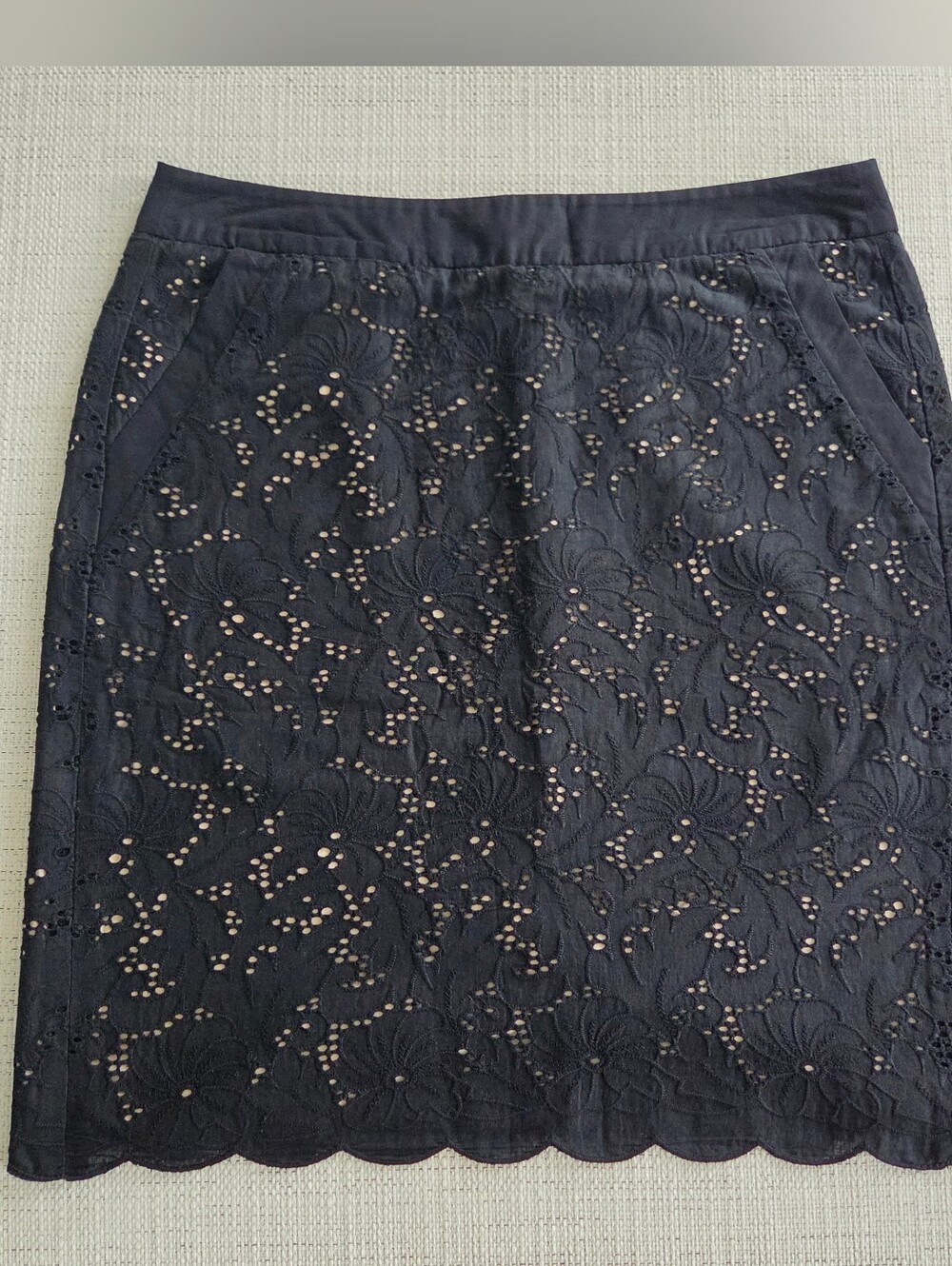 The LOFT Scalloped Black Eyelet Lace Pencil Skirt with Pockets 4P 4 Petite